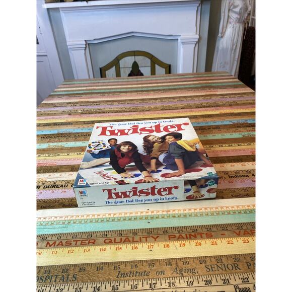Hasbro Milton Bradley 1997 Edition VINAGE TWISTER Family Board Game NEVER USED - Picture 3 of 7
